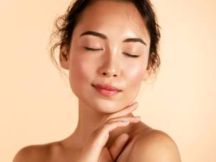 Gezichts- of wenkbrauwbehandeling naar keuze