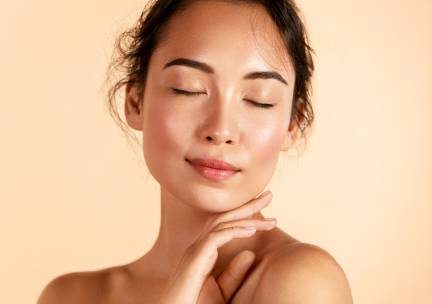 Gezichts- of wenkbrauwbehandeling naar keuze