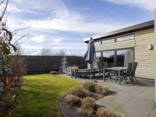 Watervilla op park Familiehuis Nunspeet aan een vijver