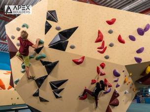 Klimmen + klimschoenen bij Apex Boulders