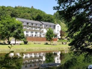 STUNT! ⚡ 4*-hotel in de bossen en bij rivier de S&ucirc;re met uitzicht op het kasteel van Bourscheid incl. ontbijt, wellness & GRATIS parkeren!