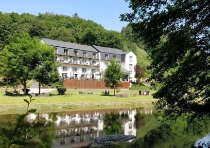 STUNT! ⚡ 4*-hotel in de bossen en bij rivier de S&ucirc;re met uitzicht op het kasteel van Bourscheid incl. ontbijt, wellness & GRATIS parkeren!