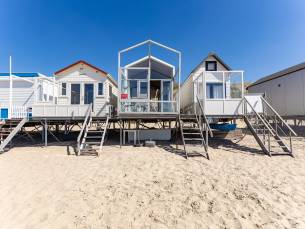 Slaapstrandhuisje &oacute;p het strand van Dishoek met zeezicht en terras en plek voor vijf personen I 37