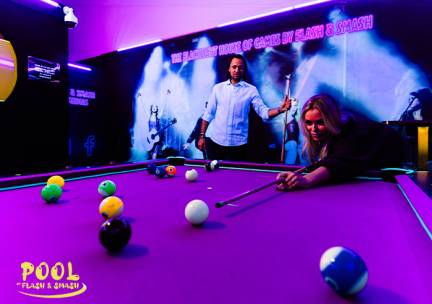 Blacklight Pool bij Flash & Smash