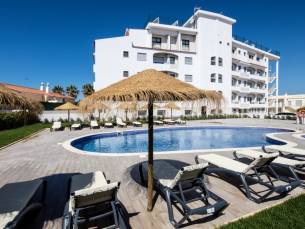Geniet van een 4*-hotel in de Algarve met POOLBAR & zonneterras incl. vlucht, ontbijt en huurauto!