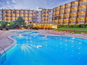 Verblijf aan de Costa Brava in Tossa de Mar met zwembad en fijne ligging vlakbij strand en centrum! Incl. vlucht & transfer