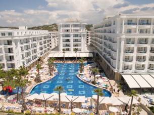 Zorgeloos genieten in een LUXE 5*- ALL-INCLUSIVE hotel aan priv&eacute;strand in Albani&euml;! Incl. vlucht & transfer