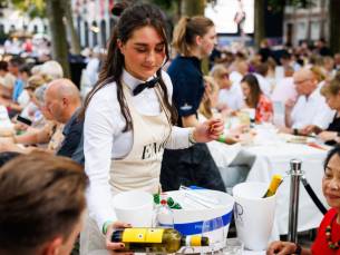 Andr&eacute; Rieu Terrasarrangement bij Restaurant De Grote Soci&euml;teit van Maastricht met verblijf op loopafstand in een DELUXE kamer incl. ontbijt, 3-gangendiner en concert