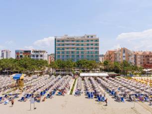 Luxe 4*-hotel met heerlijk PRIV&Eacute;STRAND in Albani&euml;! Verblijf in een Superior kamer incl. vlucht & transfer en o.b.v halfpension