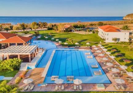 4*-resort met zwembad, WELLNESS en direct aan het strand op het prachtige Lesbos o.b.v. halfpension en incl. vlucht + huurauto + GRATIS parkeren