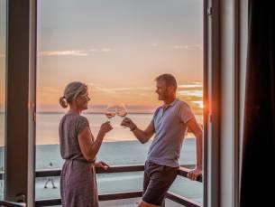 ????️ Uitwaaien in Friesland: Overnacht in een luxe 4*-hotel direct aan het strand en de boulevard van Makkum incl. ontbijt of o.b.v. halfpension!