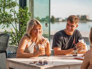 ????️ Uitwaaien in Friesland: Overnacht in een luxe 4*-hotel direct aan het strand en de boulevard van Makkum incl. ontbijt of o.b.v. halfpension!