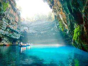 Griekse gezelligheid in een centraal gelegen hotel met ZONNETERRAS nabij het strand in Lixouri, Griekenland incl. vlucht & ontbijt