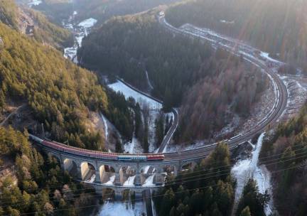 Fly & train door winters Oostenrijk: rondreis incl. vlucht, hotels, treinreizen en ontbijt