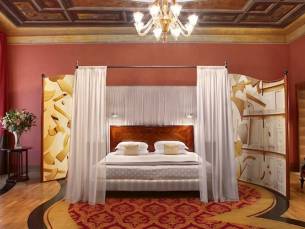 Saturnia en International