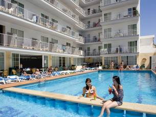 Geniet van het zonnige Mallorca + fijn hotel met ZONNETERRAS op 200 meter van het strand incl. ontbijt of o.b.v. halfpension!