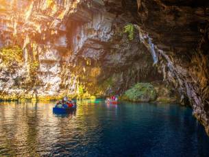Verblijf in Lixouri, Griekenland in een centraal gelegen hotel met ZONNETERRAS nabij het strand incl. vlucht & ontbijt