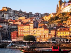 ALLES-IN-1-DEAL! Ontdek Portugal tijdens een dagtour door Porto met gids en cruise op de Douro rivier + portproeverij incl. vlucht, transfer & ontbijt!