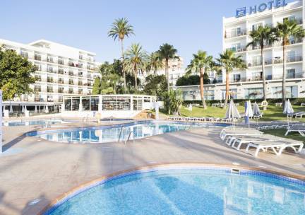 Klaar met de grijze dagen? Ontsnap naar het zonnige Benalmádena nabij Malaga incl. hotel, vlucht en ontbijt of halfpension