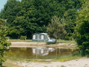 Kampeerplaats aan de speelvijver