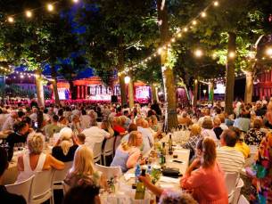 MIS HET NIET! ⚡ Concert van André Rieu 2026 vanaf het terras van de Sociëteit op het Vrijthof met verblijf in een moderne SUITE in Lanaken incl. ontbijtmand, flesje bubbels en transfer