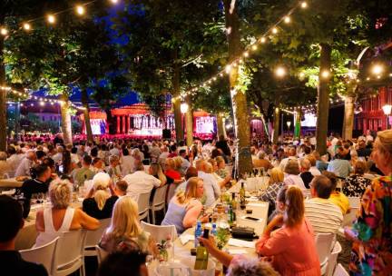 MIS HET NIET! ⚡ Concert van André Rieu 2026 vanaf het terras van de Sociëteit op het Vrijthof met verblijf in een moderne SUITE in Lanaken incl. ontbijtmand, flesje bubbels en transfer