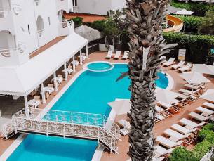 Hawaii hotel by Yunus