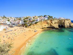 Zonvakantie in hotel met zwembad, dicht bij het strand en centrum van Albufeira incl. ontbijt, vlucht, huurauto en GRATIS parkeren!