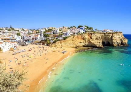 Zonvakantie in hotel met zwembad, dicht bij het strand en centrum van Albufeira incl. ontbijt, vlucht, huurauto en GRATIS parkeren!