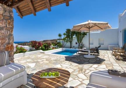 Geniet van een luxe verblijf met privé bubbelbad of zwembad op Santorini incl. vlucht, transfer en ontbijt