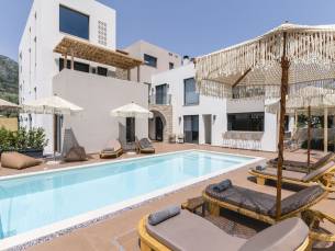 13 Keys Suites