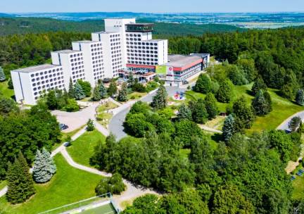 Geniet van een hotel met prachtige uitzichten over Th&uuml;ringen incl. wellness en binnen- en buitenzwembad + ontbijt