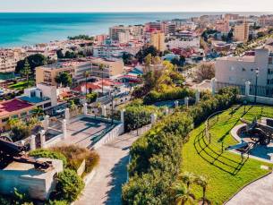 Zon, zee en strand aan de Costa del Sol! Luxe 4*-hotel met rooftopzwembad & bar midden in het bruisende stadshart van Torremolinos & nabij het strand incl. vlucht