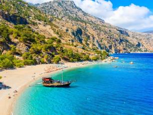 Ontdek schitterende plekken op het Griekse eiland Karpathos met de huurauto, incl. vlucht & ontbijt
