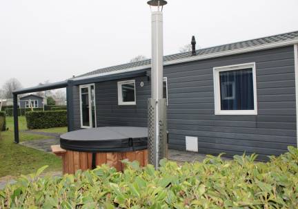 Comfort chalet 4 persoons met Hottub type B op vakantiepark de Rhederlaagse Meren