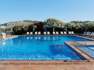 Geniet in San Antonio, Ibiza in een 4*-Adults-only hotel met ZWEMBAD vlakbij het strand incl. ontbijt, diner, vlucht en huurauto!