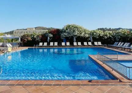 Geniet in San Antonio, Ibiza in een 4*-Adults-only hotel met ZWEMBAD vlakbij het strand incl. ontbijt, diner, vlucht en huurauto!