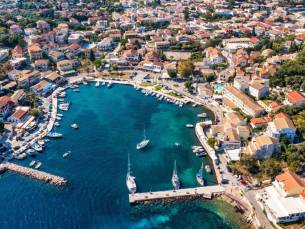 Een onvergetelijke Fly & Drive vanuit Corfu langs de Albanese Rivi&egrave;ra incl. vlucht, transfer, ferry overtocht, huurauto en ontbijt
