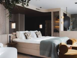 WELLNESSDEAL! ⚡️ Verblijf in het LUXE 4*-Wellnesshotel Thermae 2000, gelegen op de Cauberg incl. luxe WELLNESSSUITE met sauna en/of bad, ontbijt, vlaai & koffie & + ONBEPERKT toegang t.w.v. &euro;49,50 per dag!