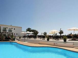 Ontdek Costa del Sol vanuit een rustig gelegen hotel met BUITENZWEMBAD, nabij witte dorpjes en de grotten van Nerja incl. vlucht, autohuur en halfpension