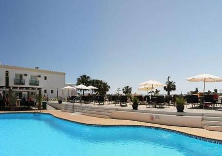 Ontdek Costa del Sol vanuit een rustig gelegen hotel met BUITENZWEMBAD, nabij witte dorpjes en de grotten van Nerja incl. vlucht, autohuur en halfpension