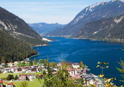 Beleef de pure magie van winters Tirol in het kleinste stadje van Oostenrijk! ✨ Geniet van een heerlijk verblijf nabij het Alpbachtal, Zillertal en de Achensee incl. ontbijt