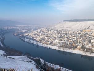 Deze winter naar het pittoreske dorp Valwig nabij Cochem! ❄️ Hotel met uitzicht over de Moezel incl. wijn- en schnapsproeverijen, sauna,  voor lokaal vervoer en GRATIS parkeren o.b.v. halfpension