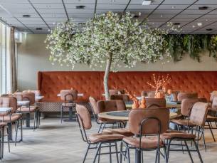 MEGA DINER DEAL! ⚡️ Verblijf in een charmant, gerenoveerd hotel uit 1870 midden in de natuur van Friesland incl. ontbijt en 2-gangendiner