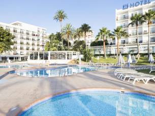 Klaar met de grijze dagen? Ontsnap naar het zonnige Benalmádena nabij Malaga incl. hotel, vlucht en ontbijt of o.b.v. halfpension