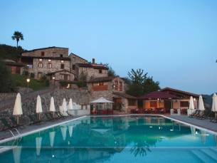 Heerlijk hotel in een karakteristiek 17e eeuwse dorpje in Toscane bij Lucca incl. ontbijt, DAGELIJKS 3-gangendiner + welkomstdrankje & zwembad met PRACHTIG uitzicht!