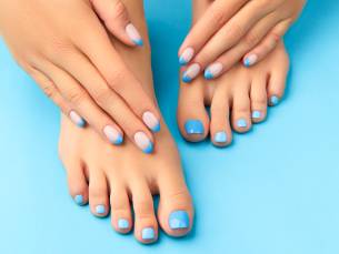 Manicure- of pedicurebehandeling + evt. gellak