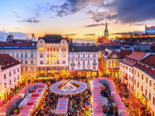Magisch Kerstshoppen aan de Donau: Ontdek Vienna, Bratislava en Linz op een Betoverende Cruise incl. voorovernachting o.b.v. volpension of all-inclusive