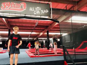 Vrij jumpen + evt. zakje chips &eacute;n limonade of slush