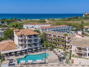 DELUXE kamer met zwembadzicht op Zakynthos met zwembad en poolbar incl. vlucht, transfer & ontbijt of o.b.v halfpension